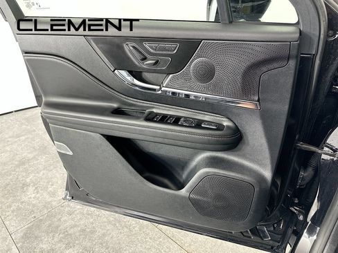 Used 2025 Lincoln Corsair AWD image 27