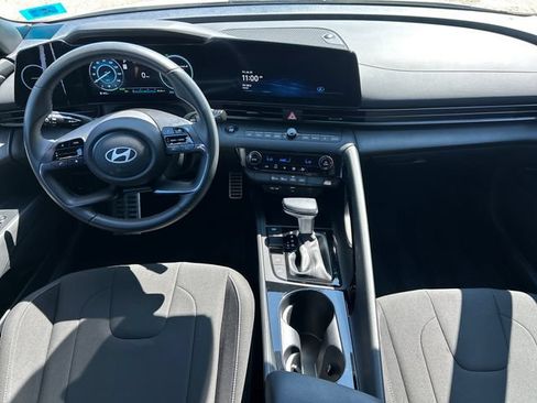 Used 2025 Hyundai Elantra SEL FWD image 17