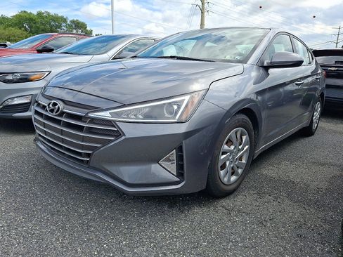 Used 2019 Hyundai Elantra SE w/ Cargo Package FWD image 3