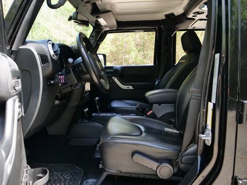 Used 2015 Jeep Wrangler Unlimited Sahara w/ Connectivity Group AWD/4WD image 23