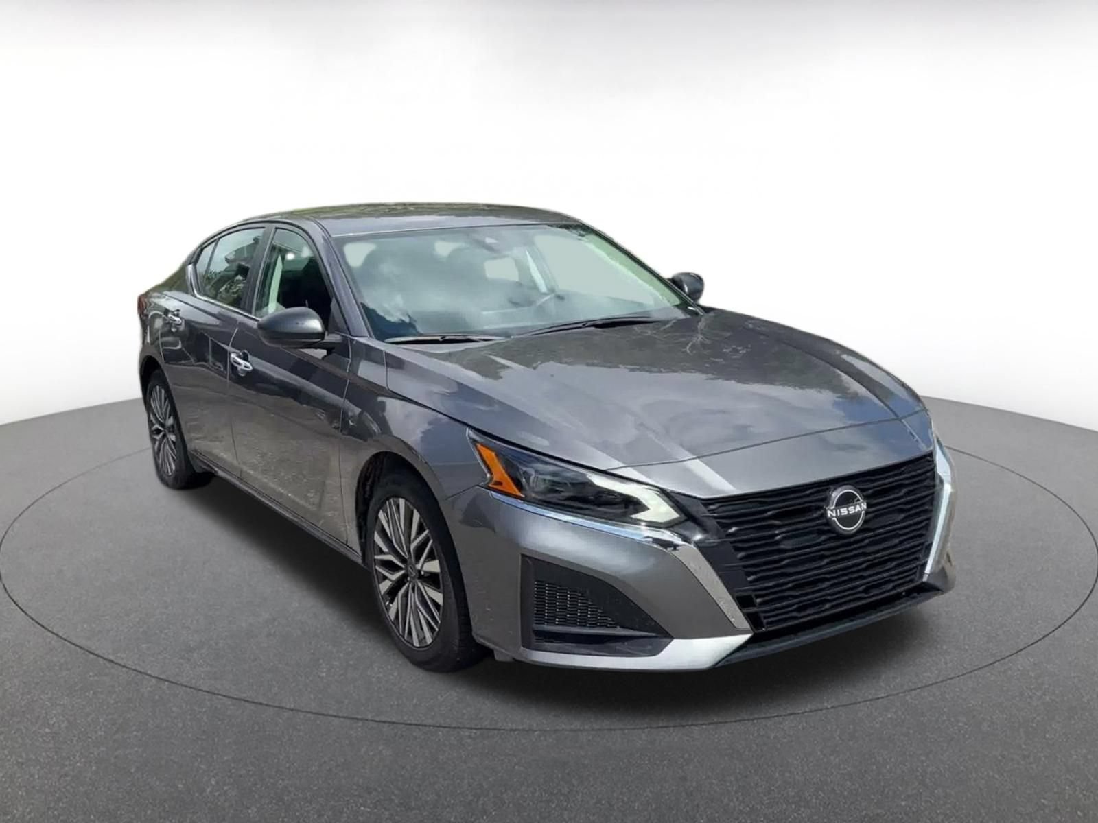 Used 2025 Nissan Altima 2.5 SV FWD image 2