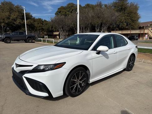 Certified 2024 Toyota Camry SE image 1