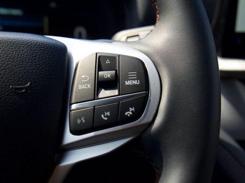 Used 2025 Ford Explorer Active AWD/4WD image 19