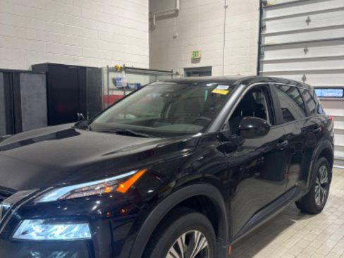 Used 2023 Nissan Rogue SV image 3