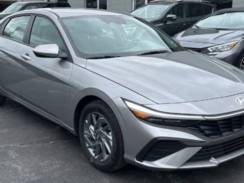 Used 2025 Hyundai Elantra Hybrid FWD image 1