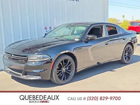 Used 2018 Dodge Charger SXT w/ Blacktop Package RWD image 3