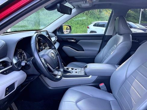 Used 2022 Toyota Highlander XLE AWD/4WD image 4