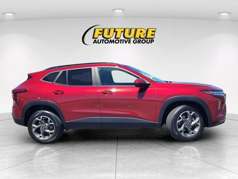 Used 2024 Chevrolet Trax LT w/ Driver Confidence Package FWD image 3