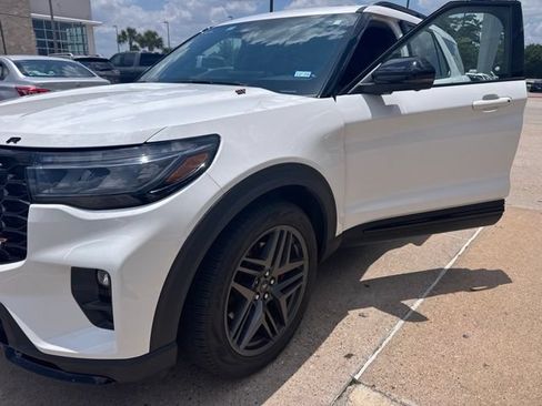 Used 2025 Ford Explorer ST AWD/4WD image 1