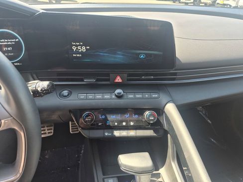Used 2025 Hyundai Elantra SEL image 15