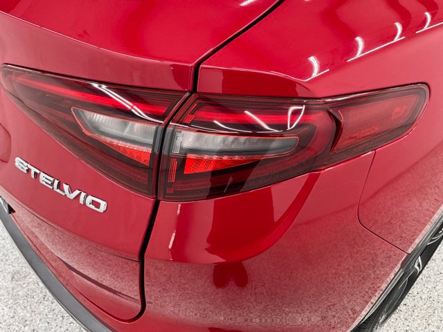 Used 2022 Alfa Romeo Stelvio Ti AWD/4WD image 8