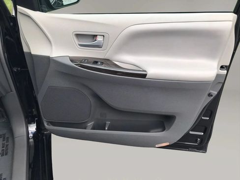 Used 2019 Toyota Sienna XLE AWD/4WD image 45