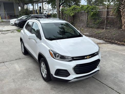 Used 2019 Chevrolet Trax LT w/ LT Convenience Package AWD/4WD image 3