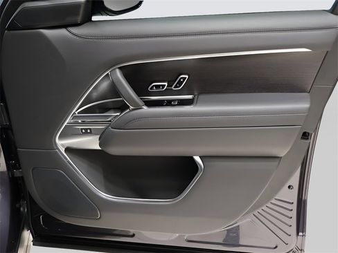 Certified 2025 Land Rover Range Rover SE image 13