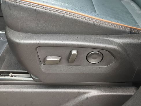 Used 2025 GMC Yukon AT4 w/ AT4 Premium Package AWD/4WD image 17