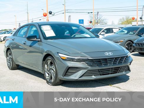 Used 2025 Hyundai Elantra Sport image 3