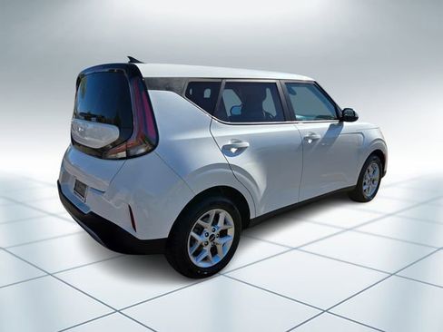 Used 2023 Kia Soul LX w/ LX Technology Package image 5