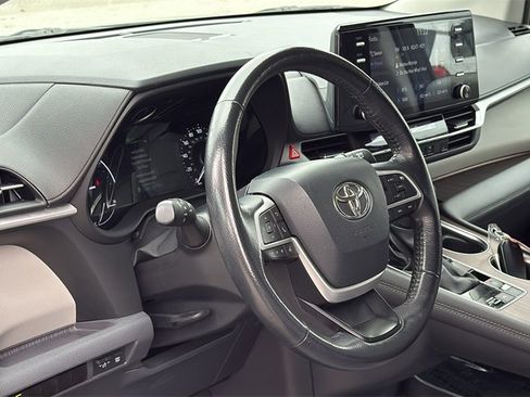 Used 2024 Toyota Sienna XLE image 12