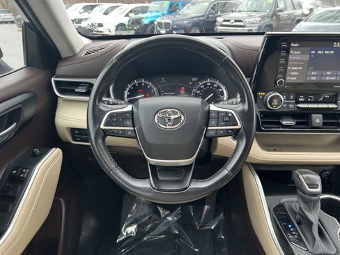 Used 2022 Toyota Highlander XLE image 29