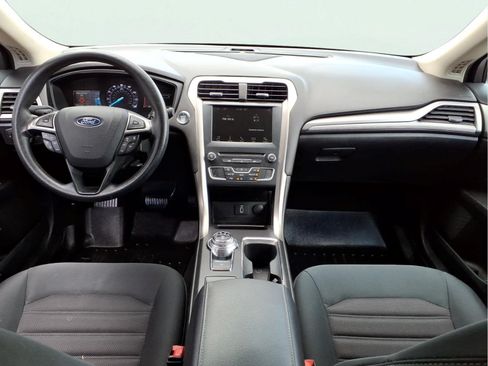 Used 2018 Ford Fusion SE w/ Fusion SE Technology Package FWD image 9