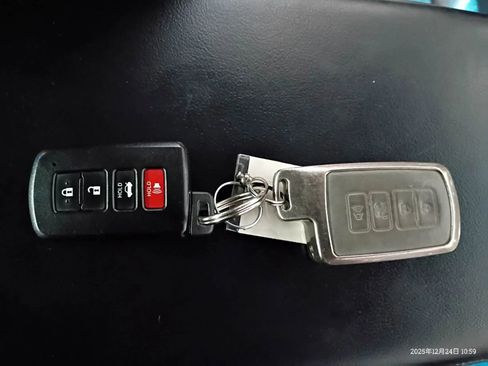 Used 2015 Toyota Avalon XLE image 12