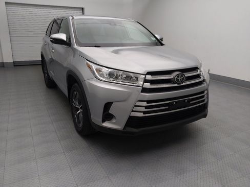 Used 2018 Toyota Highlander LE AWD/4WD image 14