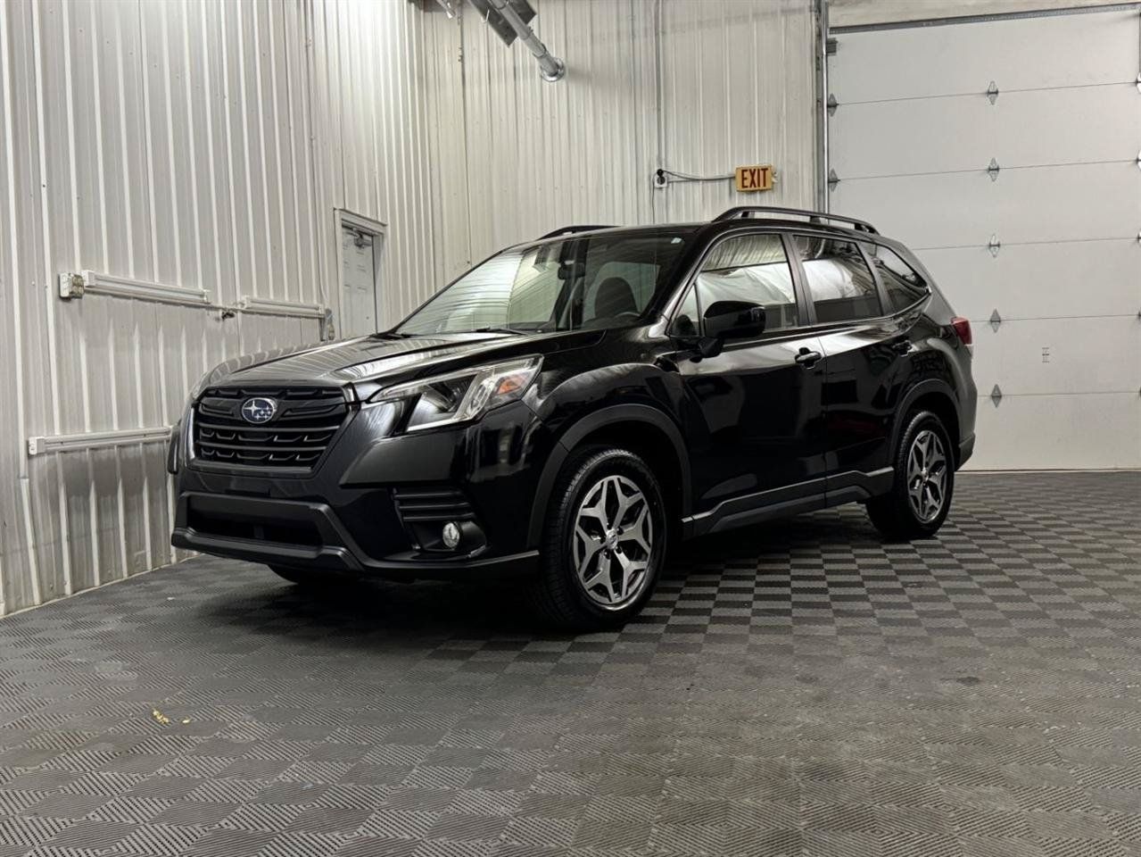 Used 2023 Subaru Forester Premium AWD/4WD image 1