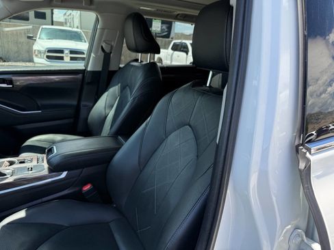 Used 2021 Toyota Highlander Platinum image 18