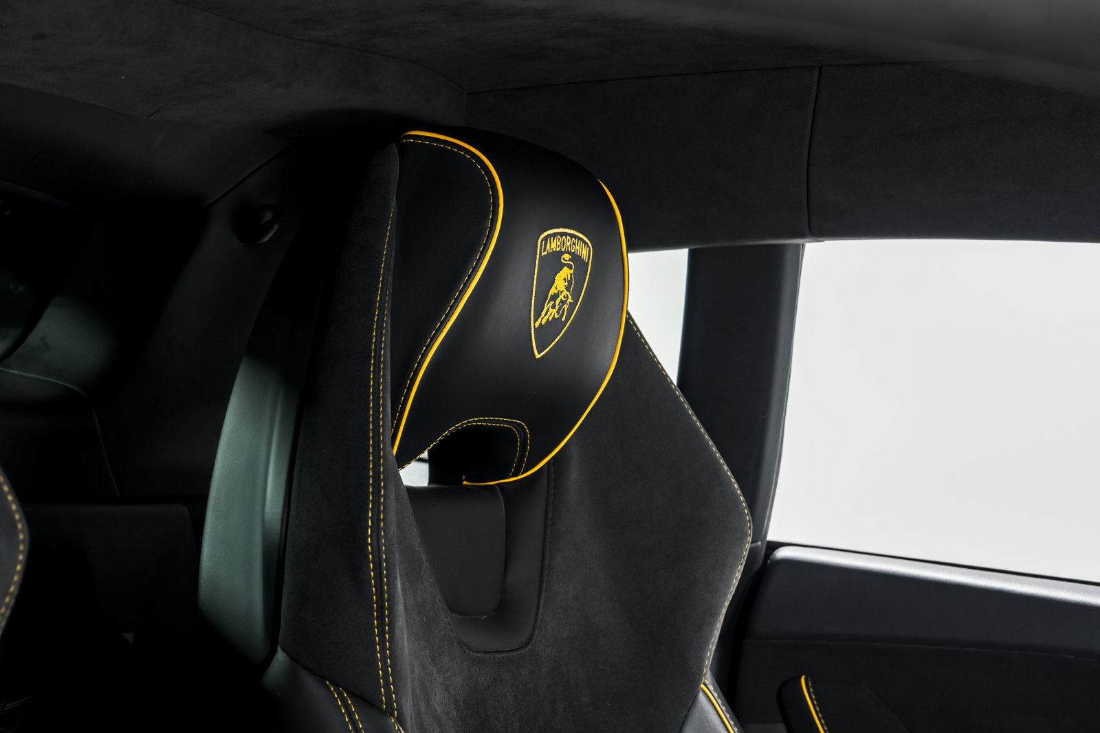 Used 2021 Lamborghini Huracan EVO RWD image 34