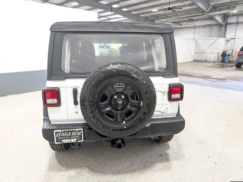 Used 2018 Jeep Wrangler Unlimited Sport AWD/4WD image 4