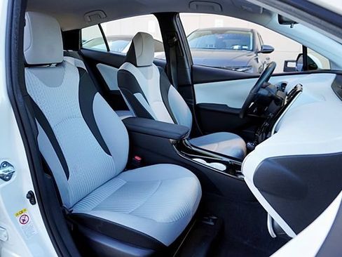 Used 2016 Toyota Prius Four FWD image 16