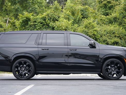 Used 2025 Chevrolet Suburban RST AWD/4WD image 5