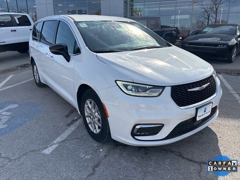 Used 2025 Chrysler Pacifica Select image 7