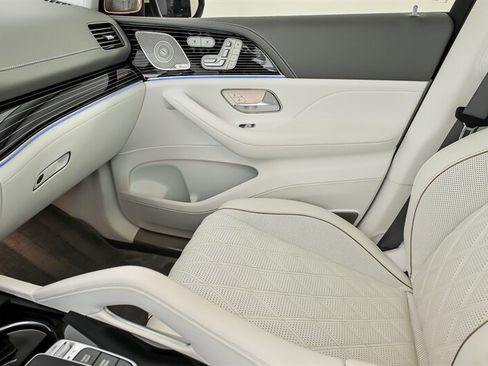Used 2024 Mercedes-Benz Maybach GLS 600 4MATIC image 38