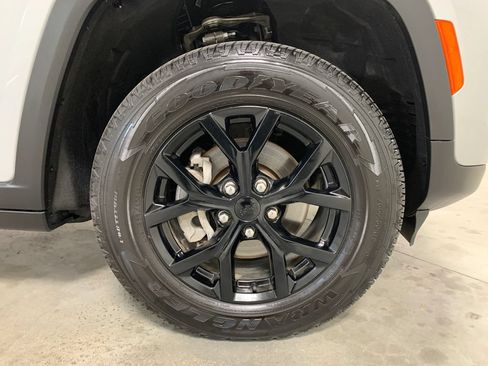 Used 2025 Jeep Grand Cherokee Altitude AWD/4WD image 27