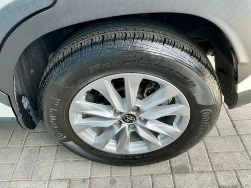 Used 2022 Toyota Corolla Cross LE w/ Moonroof Package FWD image 12
