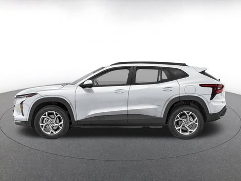 Used 2025 Chevrolet Trax LT FWD image 3
