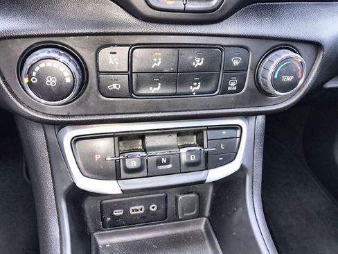 Used 2024 GMC Terrain SLE FWD image 18