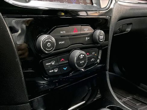 Used 2018 Chrysler 300 S AWD/4WD image 15