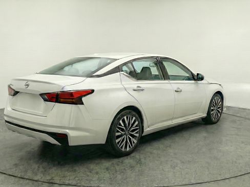 Used 2025 Nissan Altima 2.5 SV FWD image 9