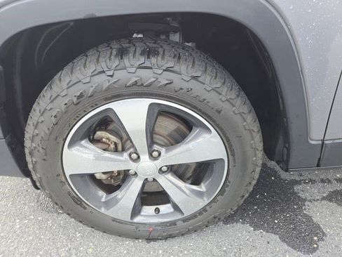 Used 2019 Jeep Cherokee Limited w/ Technology Group image 27