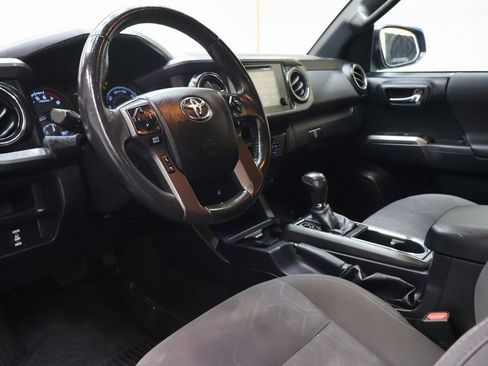 Used 2017 Toyota Tacoma TRD Sport image 17