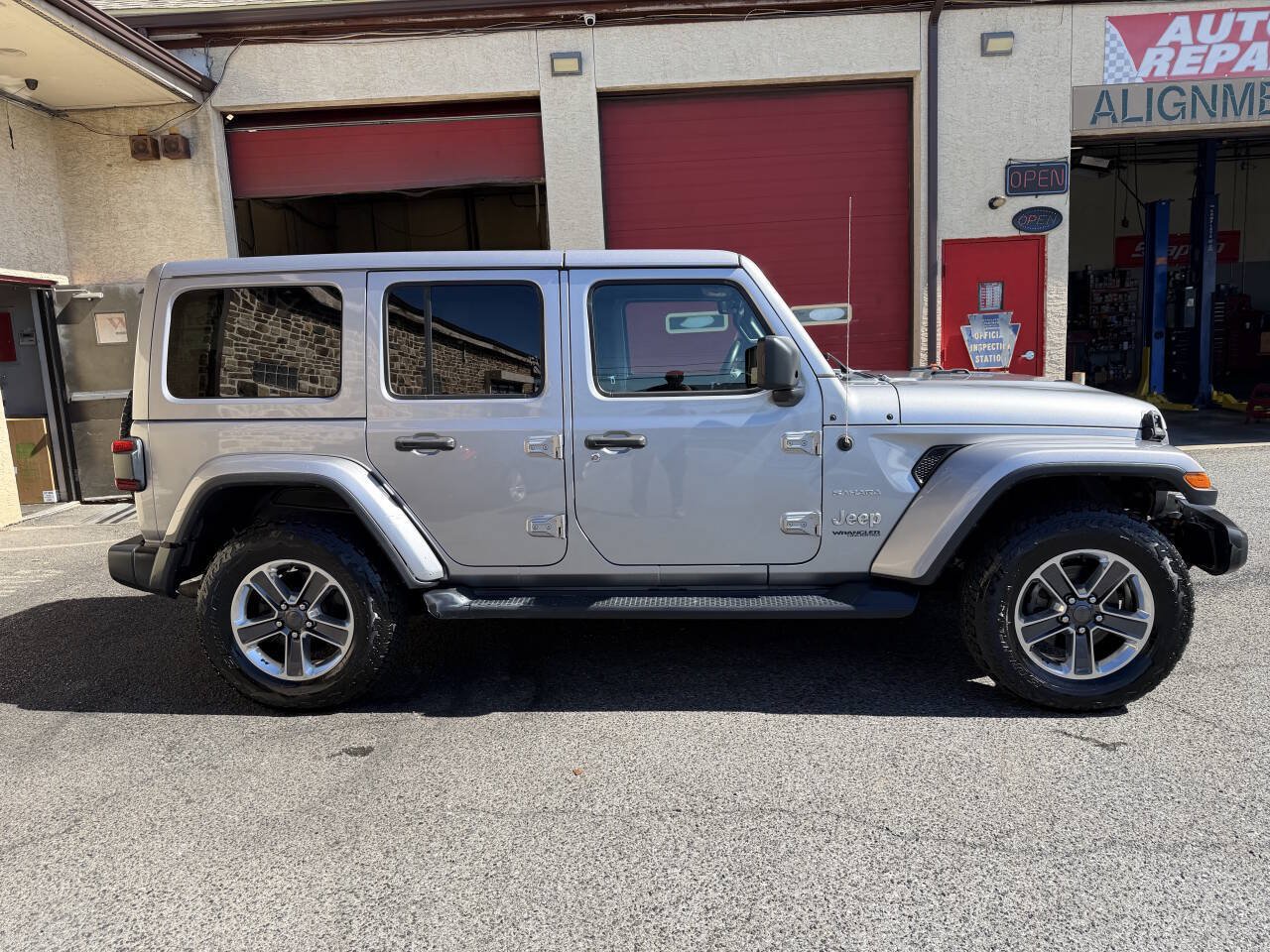 Used 2018 Jeep Wrangler Unlimited Sahara AWD/4WD image 7