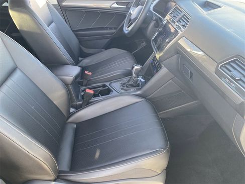 Used 2022 Volkswagen Tiguan SE image 9