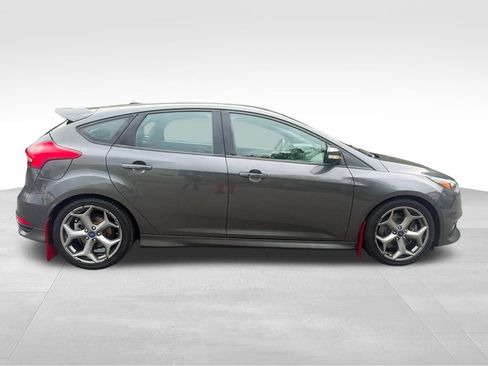 Used 2017 Ford Focus ST w/ Equipment Group 402A FWD image 9