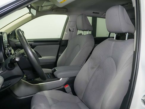 Used 2022 Toyota Highlander LE AWD/4WD image 13