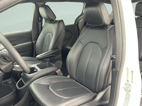 Used 2025 Chrysler Pacifica Select FWD image 12