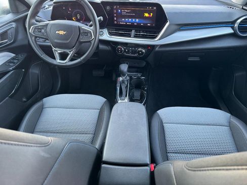 Used 2025 Chevrolet Trax LT w/ LT Convenience Package image 14