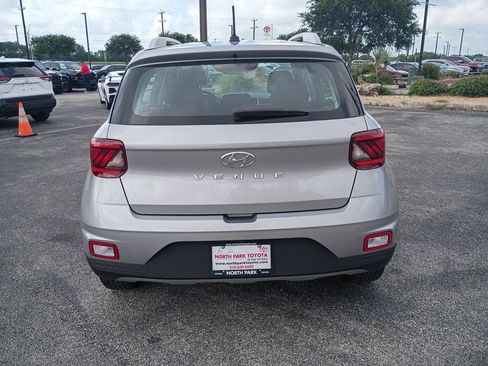 Used 2025 Hyundai Venue SEL FWD image 7