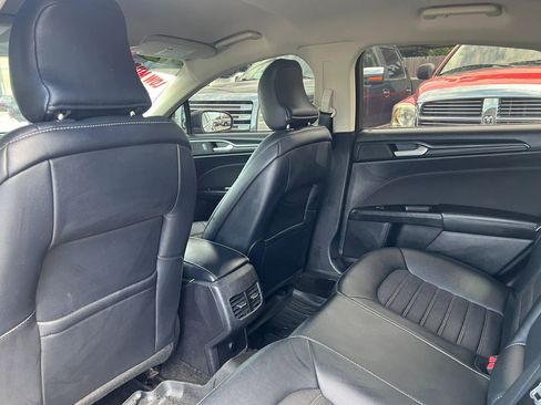 Used 2018 Ford Fusion SE w/ Fusion SE Technology Package FWD image 11